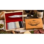 Coffret Laguiole Bougna 6 couteaux de table inox dans une ambiance de repas raffiné avec pain artisanal, olives et verre de vin.
