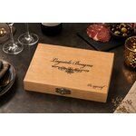 Coffret Laguiole Bougna fermé contenant 6 couteaux apéritif prestige en laiton et bois coloré présenté sur une table de réception élégante.