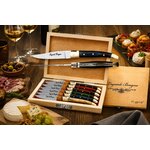 Coffret Laguiole Bougna 6 couteaux apéritif prestige avec fromages, charcuteries, olives et verres de vin lors dun apéritif raffiné.