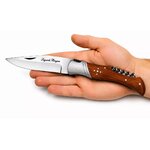 Couteau Laguiole pliant manche bois de teck tenu dans une main