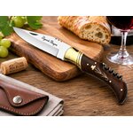 Couteau Laguiole Bougna avec tire-bouchon sur table de dégustation