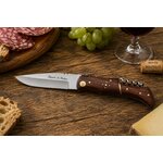 Couteau Laguiole pliant bois dacacia posé sur une table dapéritif avec vin et fromage
