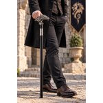 Homme élégant tenant une canne épée Dragon luxe noire avec poignée dragon argentée
