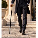 Homme en costume élégant marchant avec une canne Cobra dorée 95 cm au style luxueux et raffiné