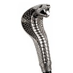 Poignée de canne épée en forme de cobra argenté avec écailles détaillées, capuchon déployé et crocs apparents sur fond blanc.