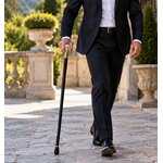 Homme en costume marchant avec une canne épée facettée dorée au style luxueux et distingué.