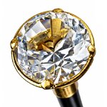 Détail du pommeau facetté doré de la canne épée luxe au design raffiné et brillant.