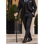 Homme élégant tenant une canne épée Dragon Cristal luxe lors dune promenade
