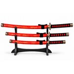 Coffret de 3 katanas rouges japonais sur présentoir noir avec poignées noires tressées et fourreaux rouges