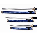 Détail de katanas japonais bleu nuit avec fourreaux gravés, poignées noires tressées et lames polies