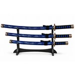 Ensemble de 3 katanas japonais bleu nuit décoratifs sur présentoir noir avec fourreaux texturés et poignées tressées