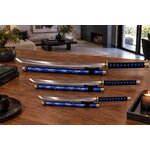 Katanas décoratifs bleu nuit exposés sur table en bois dans un intérieur moderne de style japonais