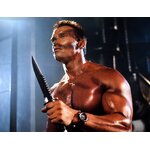 Scène emblématique du film Commando avec le célèbre couteau de survie