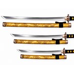 Détail de katanas japonais jaune doré motif dragon avec poignées noires et lames acier brillantes