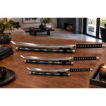 Collection de katanas noirs japonais comprenant katana wakizashi et tanto