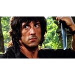Rambo dans la jungle tenant son célèbre couteau de survie First Blood Part II