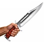couteau rambo 3 de 42 cm tenu en main pour visualiser la taille réelle
