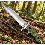 Couteau Rambo 5 en situation dans une forêt style survie outdoor