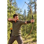 Homme utilisant un arc recurve Robin des Bois 30-35 lbs en forêt