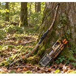 Arc Robin des Bois camouflage avec flèches posé dans une forêt