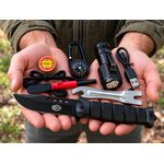 Kit de survie tactique avec couteau, lampe et boussole dans les mains