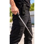Matraque télescopique chromée 50,5 cm Scorpion Security en main avec étui à la ceinture