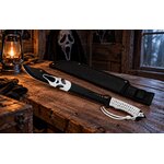 Machette SCREAM Albainox 49 cm posée sur une table en bois dans une cabane.