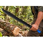 Machette noire et bleue 65 cm tenue en main par un homme en forêt.