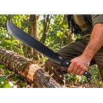 Machette tactique SCK 45 cm en situation dans une forêt, tenue par un homme.