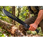 Machette SCH noire à lame perforée utilisée en forêt pour couper du bois.