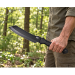 Machette SCH 39 cm à lame noire tenue en main dans une forêt.