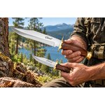 Lot de 2 poignards LEOPARD 35 cm et 22 cm avec manches en bois, tenus par un homme en montagne.