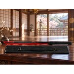 Machette Katana Ninja Albainox noire et rouge exposée sur une table en bois dans un intérieur japonais traditionnel.