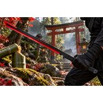 Machette Katana Ninja Albainox tenue par un homme en tenue noire dans une forêt japonaise avec portail traditionnel.