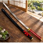 Katana japonais Dragon Katana 94,5 cm avec manche rouge et fourreau noir, présenté sur une table en bois dans un intérieur japonais.