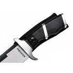 Gros plan du manche ergonomique noir du couteau PREDATOR avec garde métallique et inscription PREDATOR sur la lame.