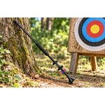 Sarbacane de sport noire JS-ARCHERIE de 62 cm présentée en forêt près dune cible de loisir.