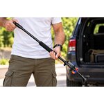 Sarbacane JS-ARCHERIE de 62 cm tenue par un homme en tenue outdoor, avec rangement intégré pour les fléchettes.