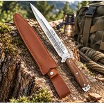 Dague Albainox 37,5 cm avec lame gravée et étui marron sur une souche en forêt.