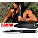 Poignard Rambo 2 officiel – Couteau à lame noire et dos cranté, présenté avec son étui et une scène du film.