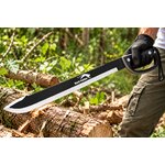 Machette Black Panther Albainox 61,5 cm avec garde-main antidérapant, utilisée sur un tronc darbre en forêt.