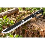 Machette Black Panther Albainox 61,5 cm posée sur une souche darbre en forêt, avec lame dentée et garde-main noir.