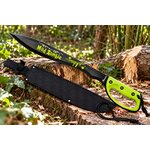 Machette de collection Zombie Albainox 60 cm avec lame noire et manche vert, présentée avec son étui sur une souche en forêt.