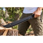 Machette Full Tang Albainox 50,8 cm à lame noire courbée, tenue en main près dune souche en forêt.