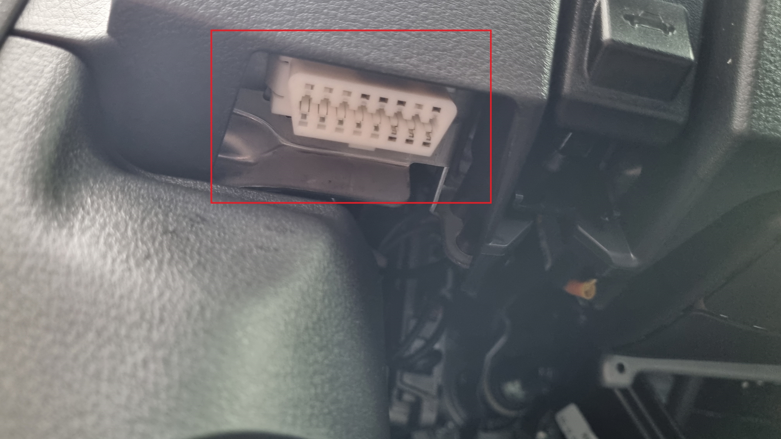 Comment trouver la prise OBD2 sur votre Toyota Yaris 3