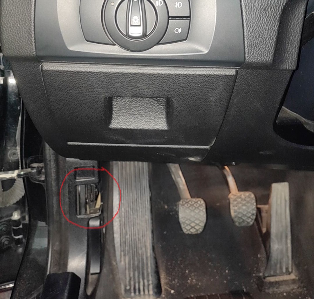 Trouver la prise OBD2 sur votre BMW Série 3 320d E90