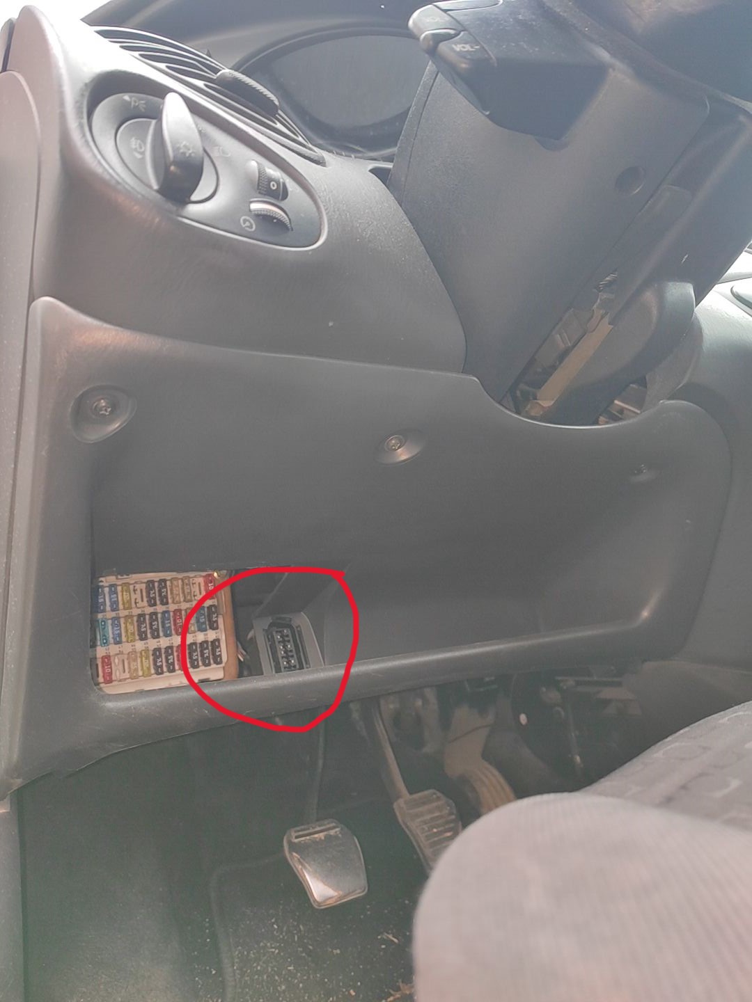 Trouver la prise OBD2 sur votre Ford Focus I 1.8 TDdi