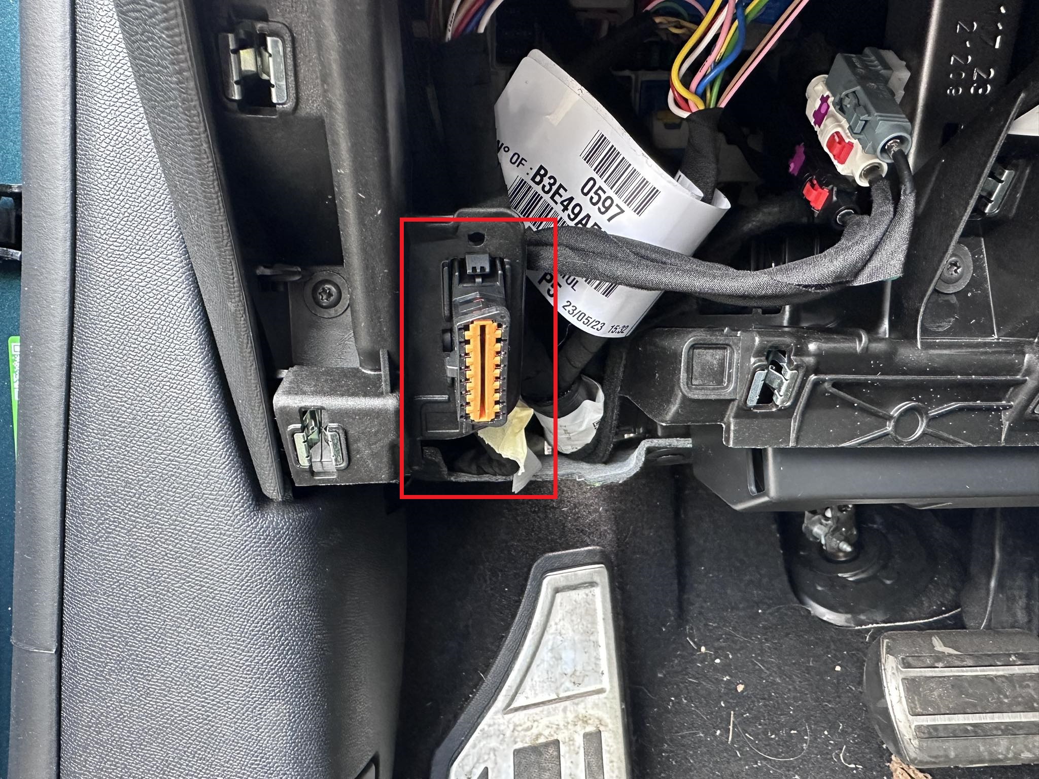 Trouver la prise de diagnostic OBD2 sur Peugeot 308 III