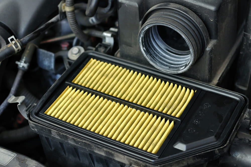 filtre à pollen jaune dans une voiture 