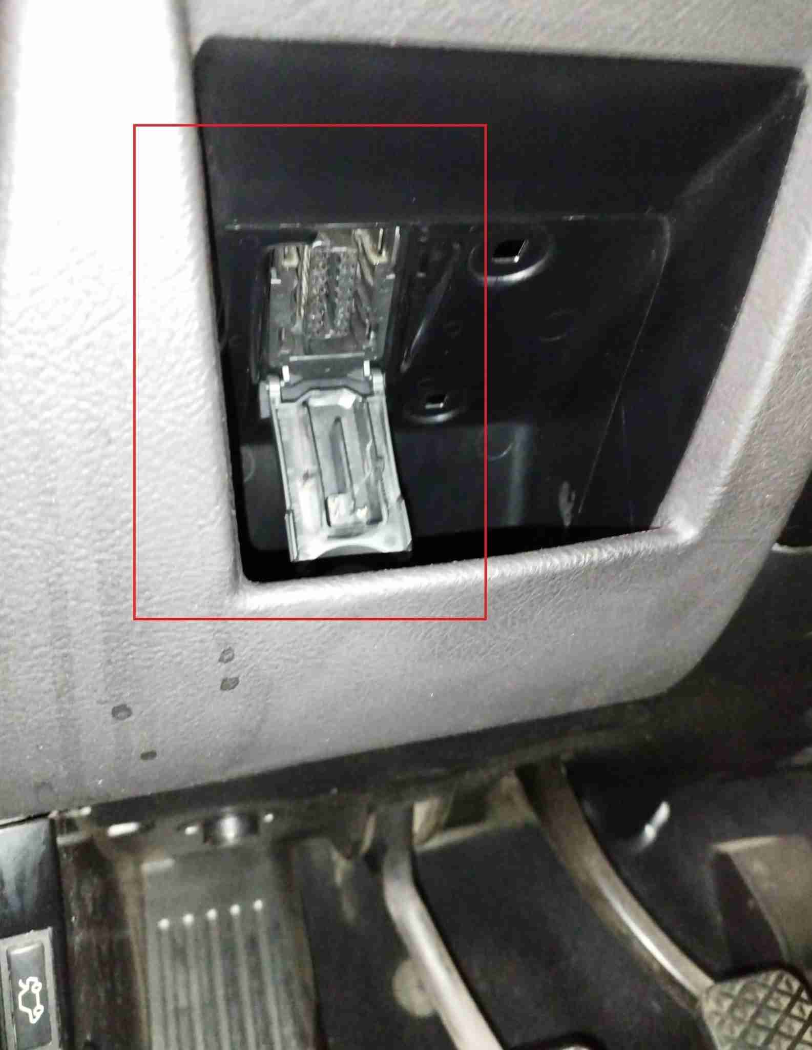Emplacement prise OBD de diagnostic sur BMW E39